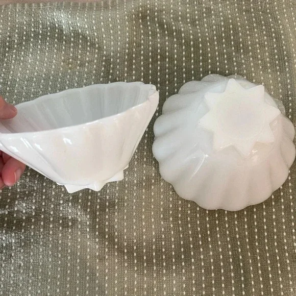 1950’s vintage milk glass bowls - Picture 1 of 3